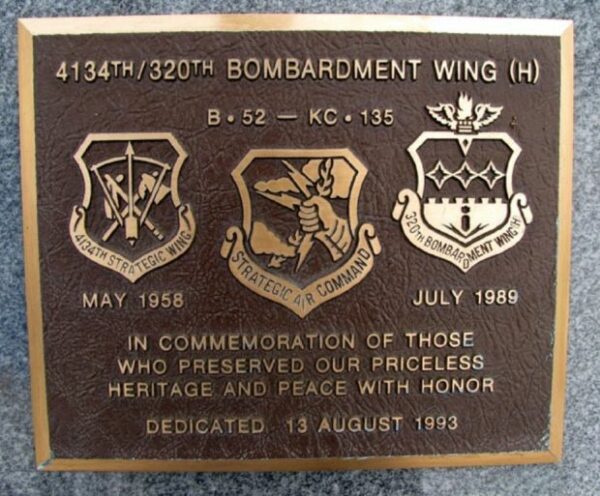 413TH/320TH BOMBARDMENT WING (H) MEMORIAL PLAQUE