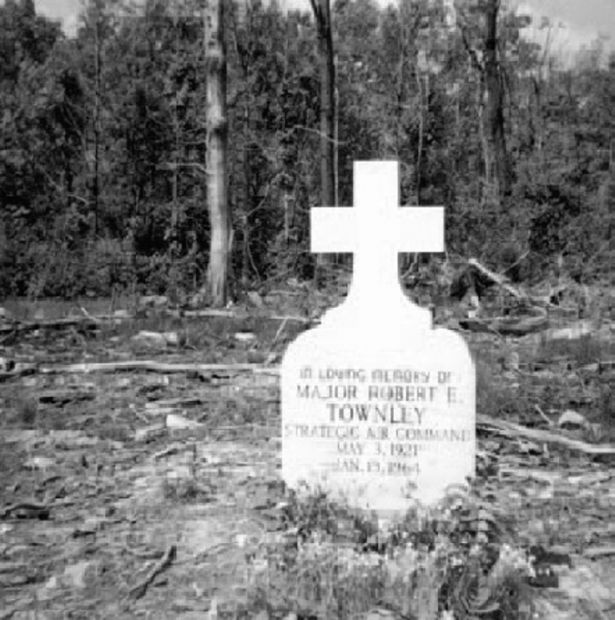 MAJOR ROBERT E TOWNLEY MEMORIAL CROSS