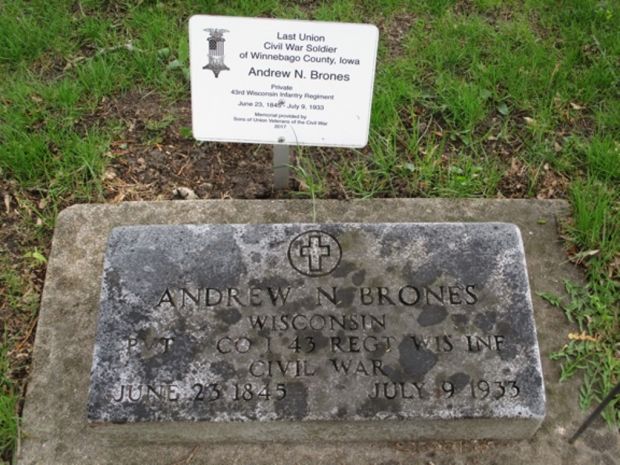 LAST LIVING CIVIL WAR SOLDIER OF WINNEBAGO COUNTY MEMORIAL STONE AND PLAQUE