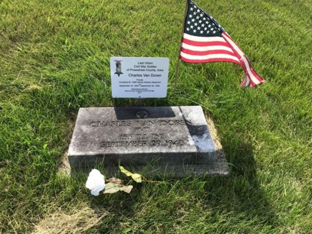 LAST LIVING CIVIL WAR SOLDIER OF POWESHIEK COUNTY MEMORIAL STONE AND PLAQUE