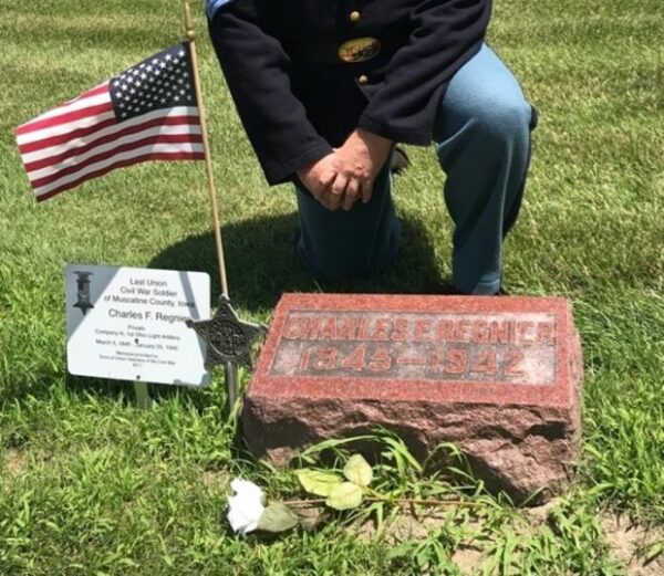 LAST LIVING CIVIL WAR SOLDIER OF MUSCATINE COUNTY MEMORIAL STONE AND PLAQUE