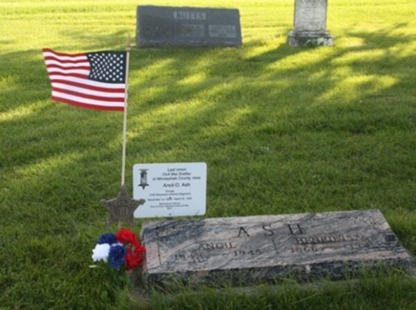 LAST LIVING CIVIL WAR SOLDIER OF WINNESHIEK COUNTY MEMORIAL STONE AND PLAQUE