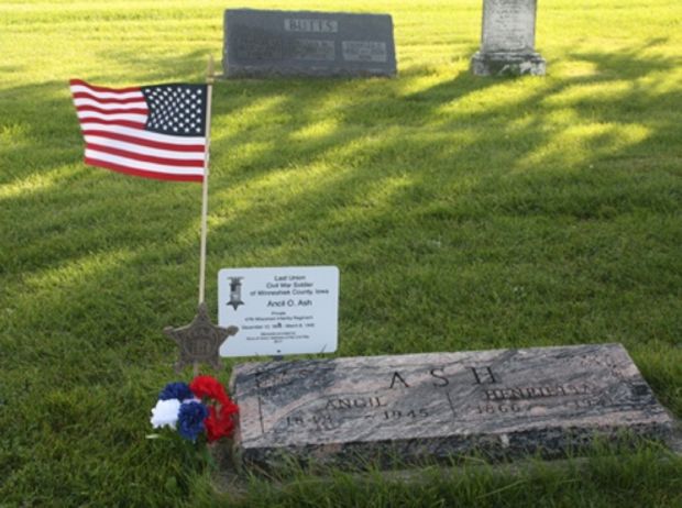 LAST LIVING CIVIL WAR SOLDIER OF WINNESHIEK COUNTY MEMORIAL STONE AND PLAQUE