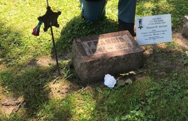 LAST LIVING CIVIL WAR SOLDIER OF IOWA COUNTY MEMORIAL STONE AND PLAQUE
