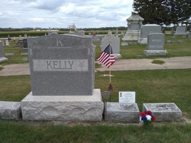 LAST LIVING CIVIL WAR SOLDIER OF GRUNDY COUNTY MEMORIAL STONE AND PLAQUE