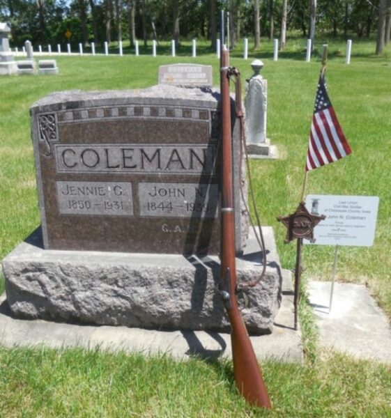 LAST LIVING CIVIL WAR SOLDIER OF CHICKASAW COUNTY MEMORIAL STONE AND PLAQUE