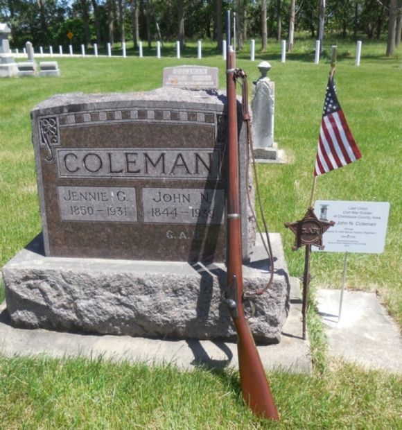 LAST LIVING CIVIL WAR SOLDIER OF CHICKASAW COUNTY MEMORIAL STONE AND PLAQUE