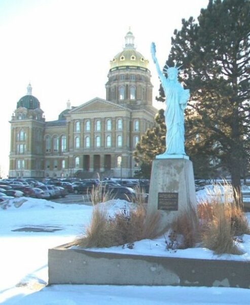 DES MOINES REPLICA OF THE STATUE OF LIBERTY MEMORIAL