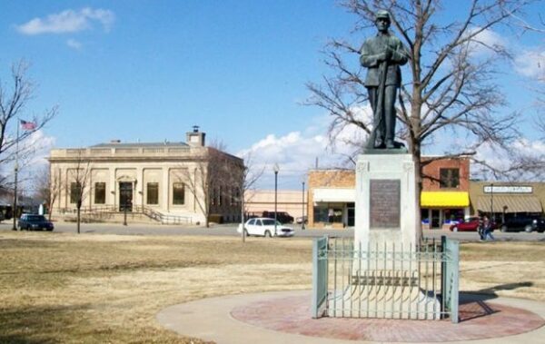 PAP THOMAS POST NO. 52 G.A.R. CIVIL WAR MEMORIAL STATUE