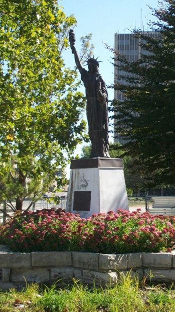 TOPEKA REPLICA OF THE STATUE OF LIBERTY MEMORIAL