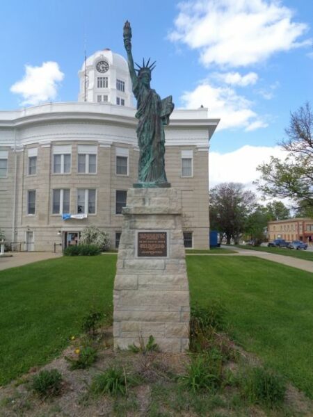 MEMPHIS, MO REPLICA OF THE STATUE OF LIBERTY MEMORIAL