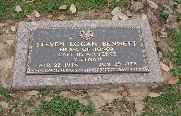STEVEN LOGAN BENNETT MEDAL OF HONOR WAR MEMORIAL GRAVESTONE