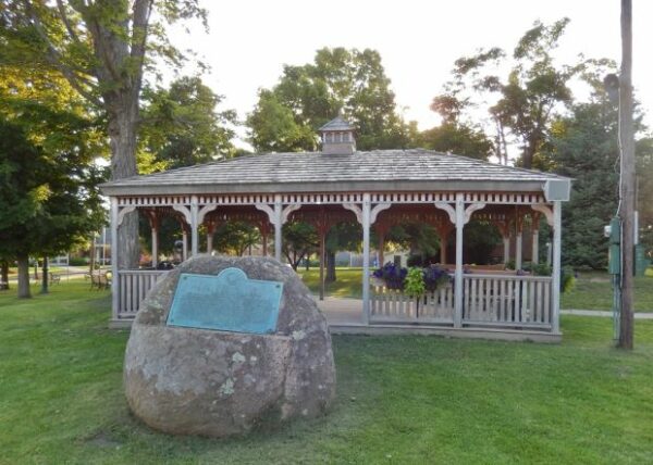 IN MEMORY OF OUR HEROIC DEAD MEMORIAL