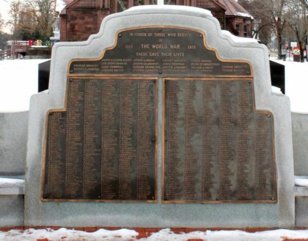 EASTHAMPTON THE WORLD WAR MEMORIAL