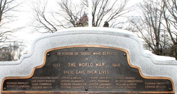 EASTHAMPTON THE WORLD WAR MEMORIAL PLAQUE A