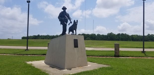 “MAN’S BEST FRIEND” WAR MEMORIAL