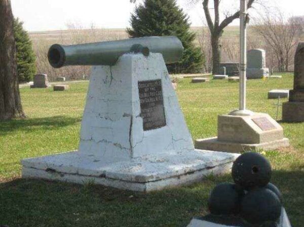 GEN. BELL POST G.A.R. CIVIL WAR MEMORIAL CANNON