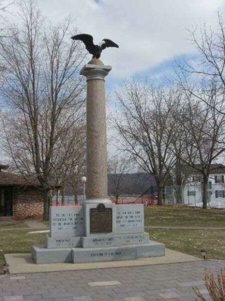GUTTENBERG VETERANS MEMORIAL (CLOSE-UP)