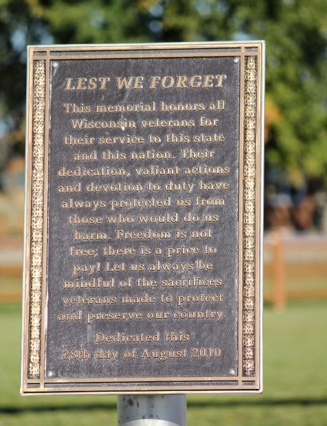LEST WE FORGET MEMORIAL PLAQUE