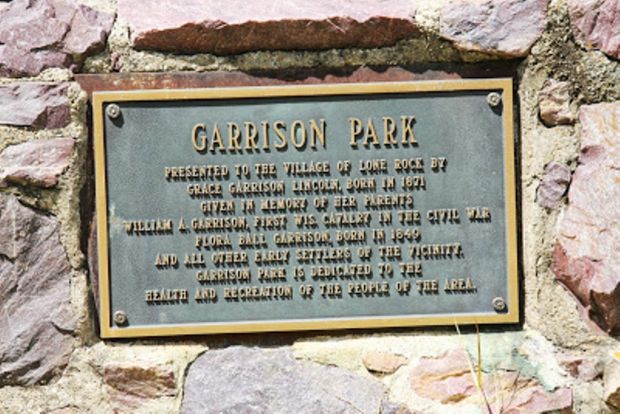 LONE ROCK GARRISON PARK MEMORIAL PLAQUE
