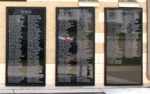 BLACK EARTH VETERANS WAR MEMORIAL PLAQUES C