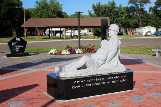 PRAIRIE DU CHIEN VETERANS MEMORIAL STATUE SIDE B
