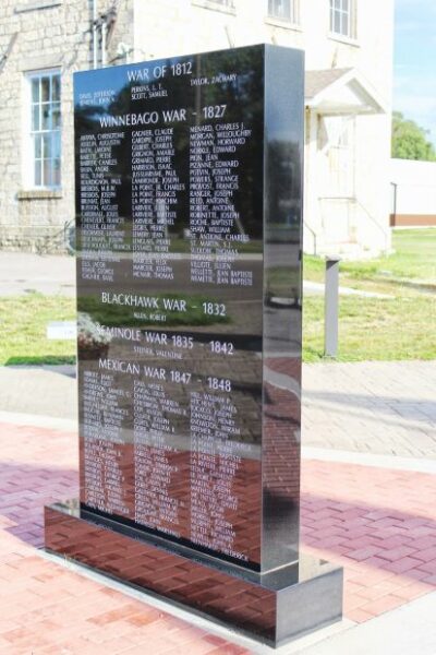 PRAIRIE DU CHIEN VETERANS MEMORIAL STONE M