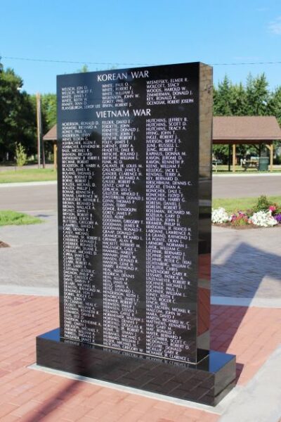 PRAIRIE DU CHIEN VETERANS MEMORIAL STONE L