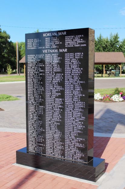 PRAIRIE DU CHIEN VETERANS MEMORIAL STONE L