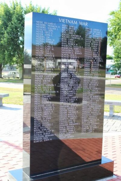 PRAIRIE DU CHIEN VETERANS MEMORIAL STONE K