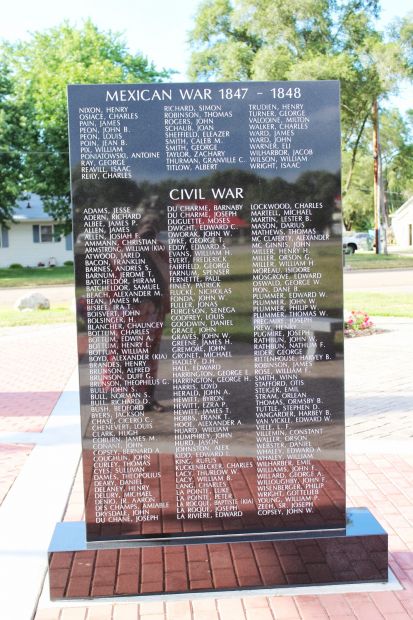 PRAIRIE DU CHIEN VETERANS MEMORIAL STONE J