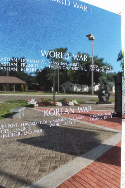 PRAIRIE DU CHIEN VETERANS MEMORIAL STONE H