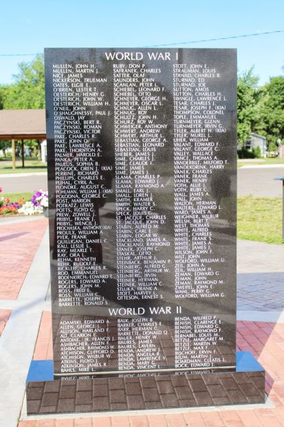 PRAIRIE DU CHIEN VETERANS MEMORIAL STONE G