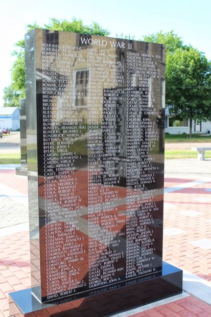 PRAIRIE DU CHIEN VETERANS MEMORIAL STONE F