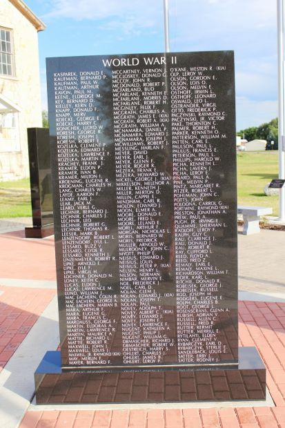 PRAIRIE DU CHIEN VETERANS MEMORIAL STONE C