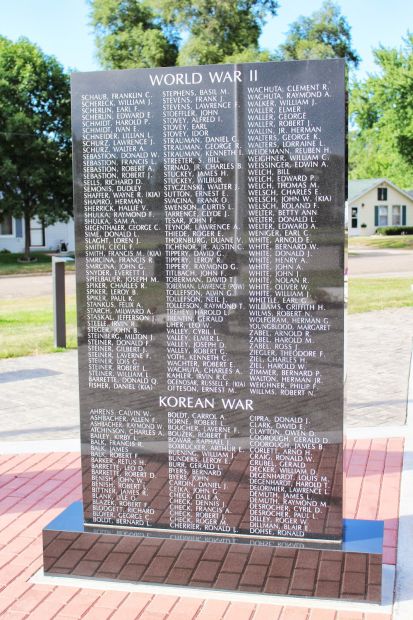 PRAIRIE DU CHIEN VETERANS MEMORIAL STONE B
