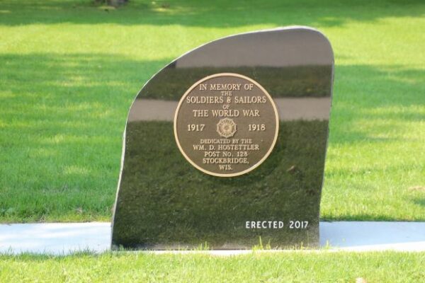 MEMORY OF THE SOLDIERS & SAILORS WORLD WAR MEMORIAL