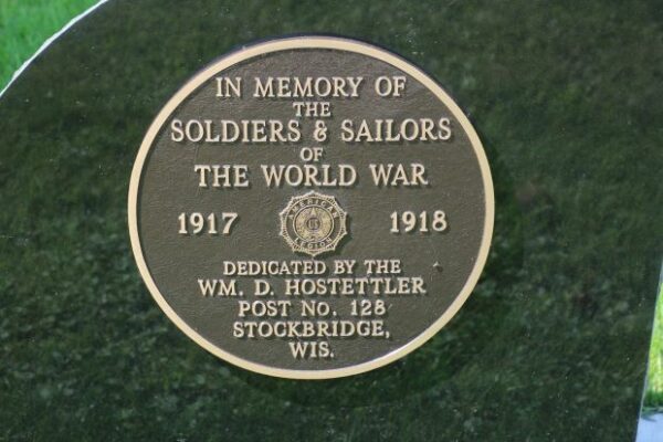 MEMORY OF THE SOLDIERS & SAILORS WORLD WAR MEMORIAL PLAQUE