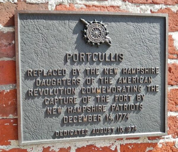 PORTCULLIS REVOLUTIONARY WAR MEMORIAL PLAQUE