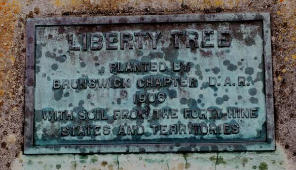 BRUNSWICK LIBERTY TREE WAR MEMORIAL PLAQUE