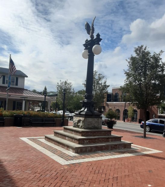 MIDDLETOWN, DE WORLD WAR I MEMORIAL STREET LIGHT POLE