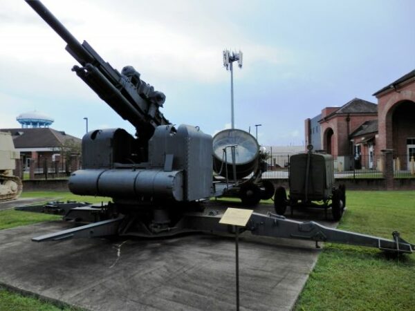 M2 HEAVY ANTI-AIRCRAFT GUN WAR MEMORIAL