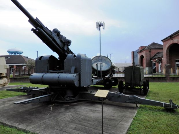 M2 HEAVY ANTI-AIRCRAFT GUN WAR MEMORIAL