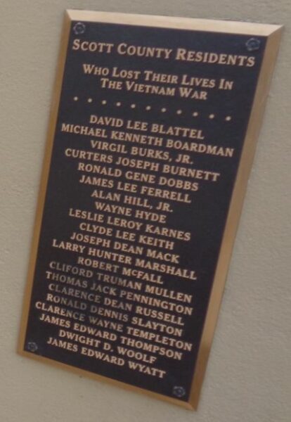 SCOTT COUNTY WAR VETERANS MEMORIAL PLAQUE H