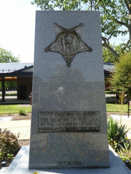 TO THE MEMORY OF THE G.A.R. MEMORIAL