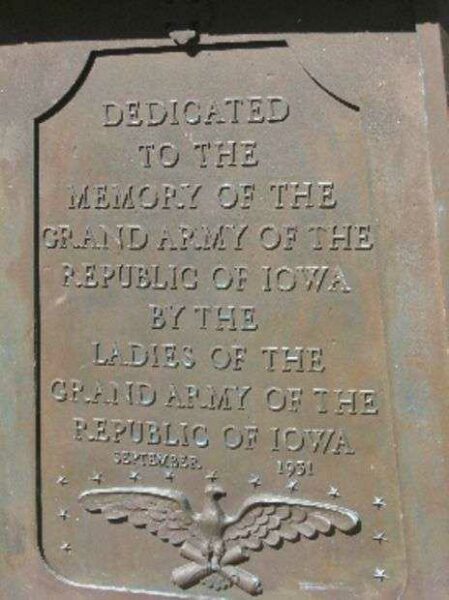 DES MOINES G.A.R. MEMORIAL FLAGPOLE PLAQUE