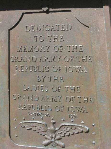 DES MOINES G.A.R. MEMORIAL FLAGPOLE PLAQUE