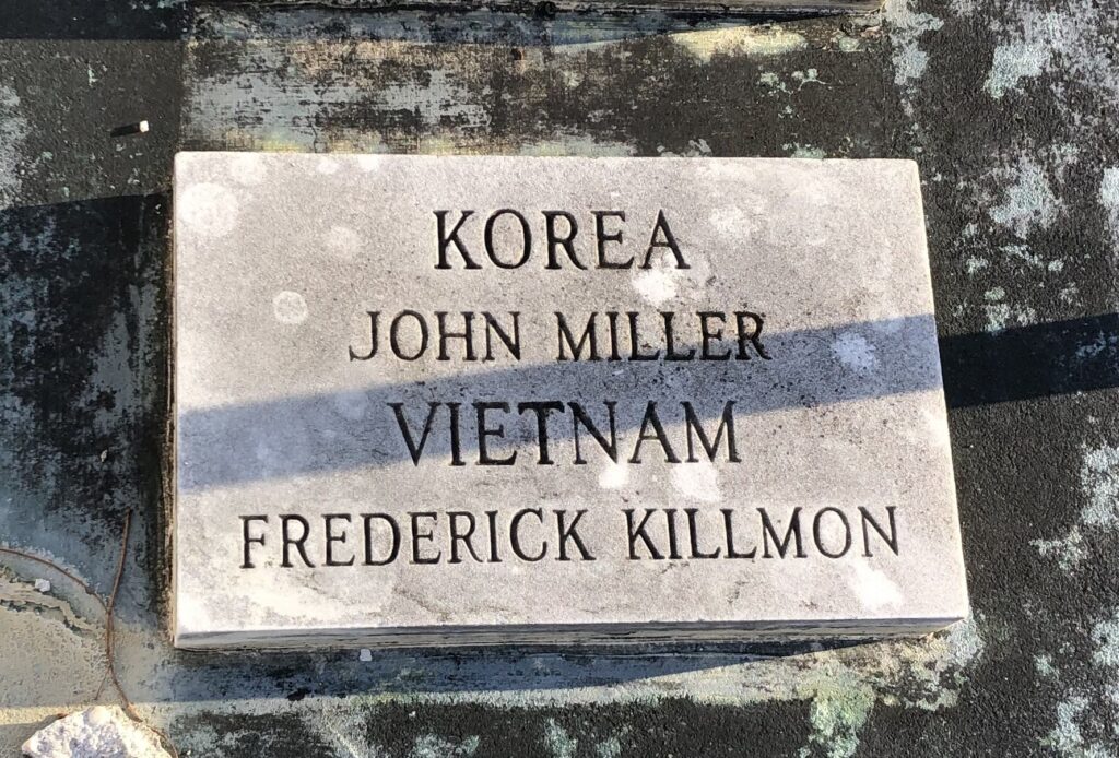 GLEN RAYNE POST 15 WAR MEMORIAL  STONE C