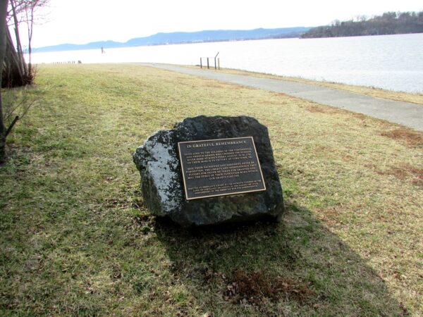 IN GRATEFUL REMEMBRANCE REVOLUTIONARY WAR MEMORIAL