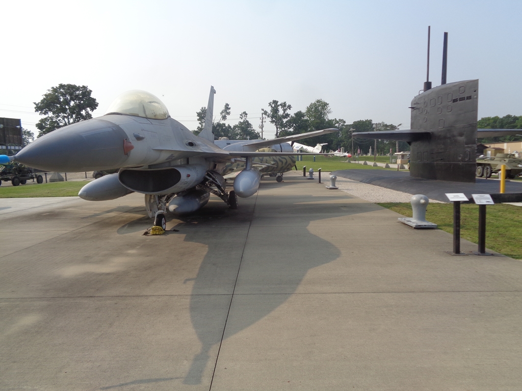 F-16 FIGHTING FALCON MEMORIAL AIRCRAFT